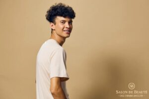 Мъж с броколи прическа с къдрава текстура и обем от Salon de Beauté