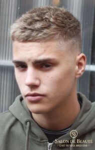 Класическа crew cut прическа с изравнени страни и къс връх от Salon de Beauté