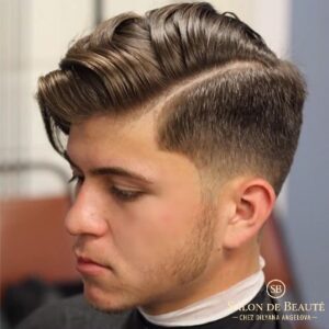 Мъж с комбинирана прическа с път и fade – елегантна класика от Salon de Beauté