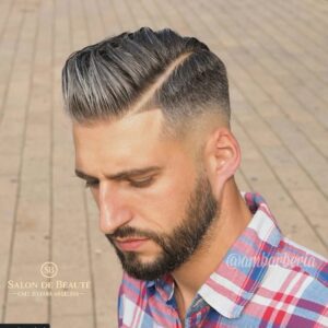 Мъж с модерна къса прическа с ясно дефинирана странична линия от Salon de Beauté