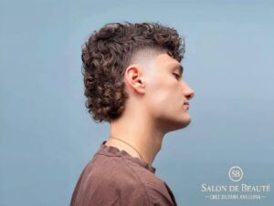  Мъж с mullet прическа – къдрава коса със заден обем и бръснати страни от Salon de Beauté